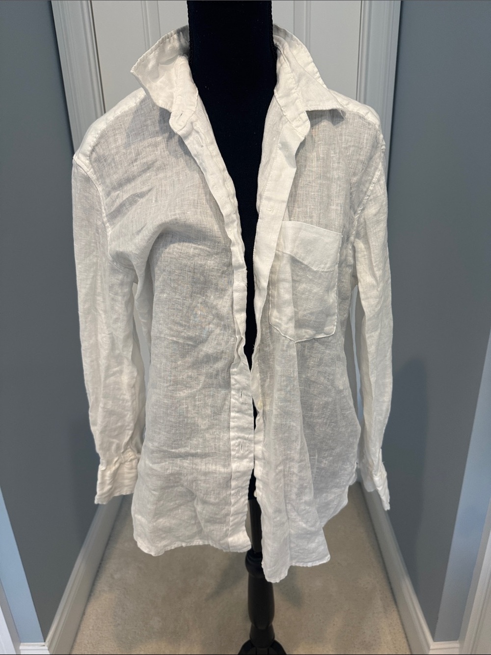 Gap women’s Classic White Linen Button-Up Shirt small